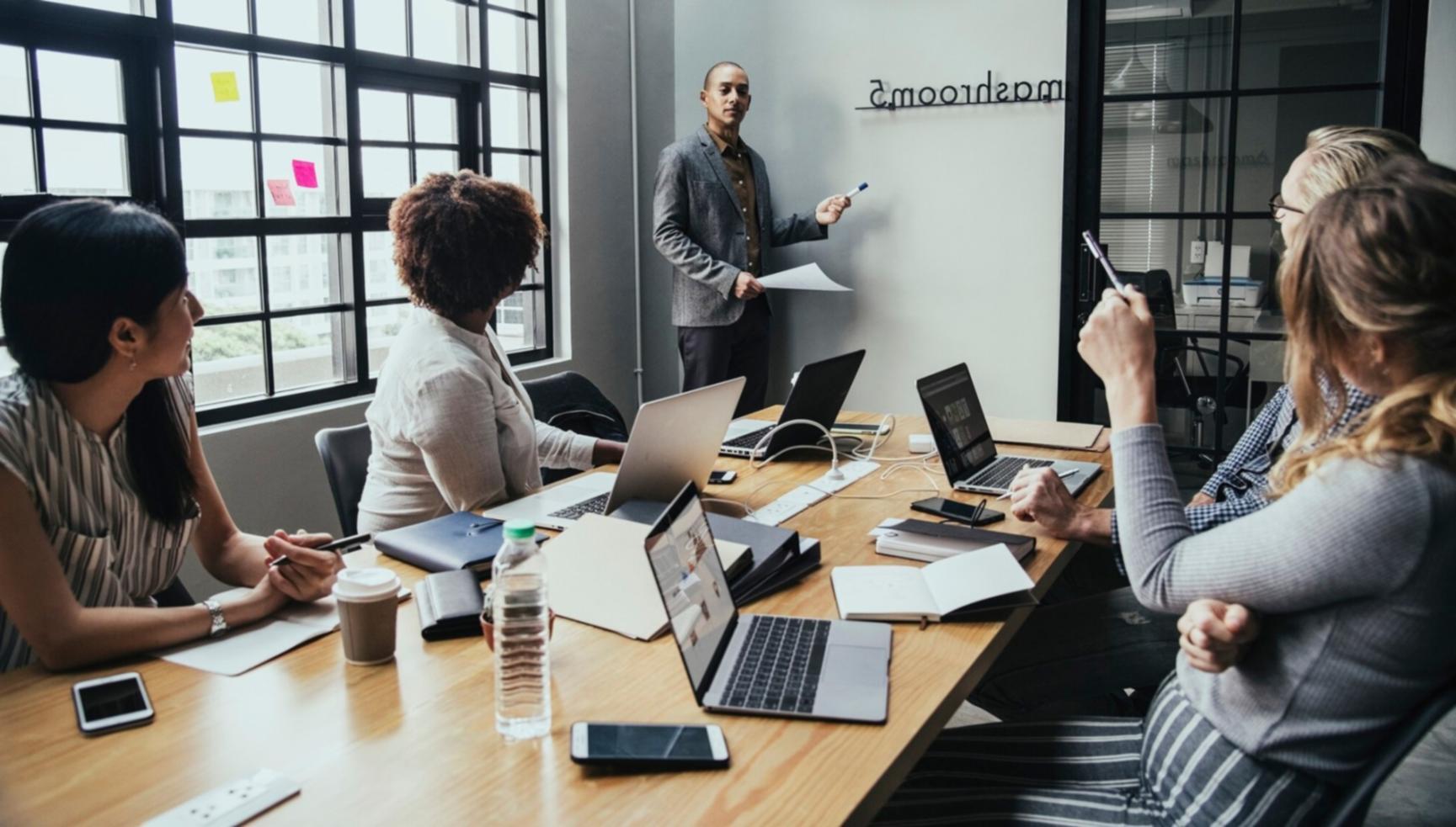 Profissionais discutindo estratégias financeiras